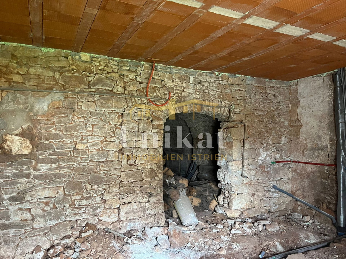 Casa in pietra vicino a Višnjan da completare